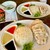 海南鶏飯食堂 - 料理写真:シンガポールチキンライスゆで鶏大盛り版。向かいは普通盛りより少ない盛り。メニューには無いですが、頼めます。