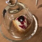 ぱぱばーぐまますいーつ - 子供向けにも、このフランスパンにクリームチーズ、ブルーベリーソース