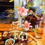 食堂わた - 籠の奥側に生けられた生花。大将の流派は池ノ坊。