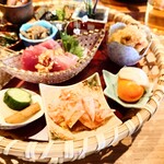 食堂わた - 籠の手前側。