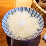 食堂わた - 提供直前に土鍋から装ってくれる"ご飯"。