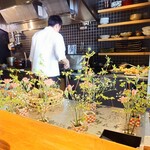 食堂わた - "おばんざい定食"用のお花が待機中。