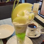 Fruit Parfaiteria Kaju - クリームの下にはメロンのアイスとメロンの果肉がたくさん隠されていますよ＼(^^)／
