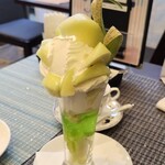 Fruit Parfaiteria Kaju - メロンゼリーの下にもゴロゴロと美味しいメロンが入っています