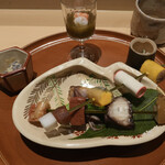 銀座 しのはら - 　　花見串：うどとからすみ、さよりのきみずし、 　　おばく豆腐、中にチーズ、錦糸巻きにした帆立 　　ほっき貝、赤こんにゃく、タコを炊いたもの、あわび 　　しょうだいふの蒲焼、1寸マメのア甘煮、ホタルイカのスモーク、菜の花 　　クマエビともずく 　　イカとわらびの酢味噌和え 　　大徳寺きゅうり、クラゲのごま白酢合え