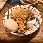 タイニーカフェ - 納豆丼のあたまのせ冷奴　煮卵付き