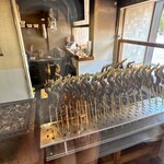 木曽川商店 - 焼き終わった鮎が、温められています