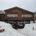 尾瀬至仏山麓 山の鼻小屋 - 昨年は尾瀬ヶ原の木道、地面はほぼ露出してましたが、今年はまだ、全て雪の中！