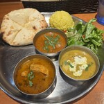 タンドールバル カマル2号 - 上：ポーク、左：チキン、右：きのこダル