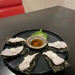 やんばる地鶏や 鶏鳥 - 山芋とレア胸の海苔巻きワサビ