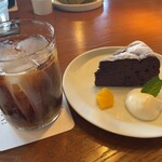 CAFE＆BAR 楽水楽山 - アイスコーヒーとガトーショコラ