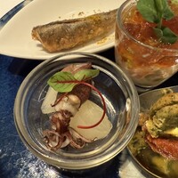 アンフュージョン - 富山県産ホタルイカの燻製と山ウドの自家製ピクルス