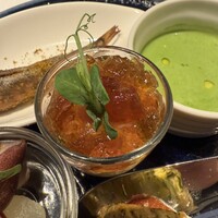 アンフュージョン - 紅富士サーモンのタルタル仕立て、コンソメゼリー寄せ