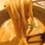 自家製麺 MENSHO TOKYO - つけ汁がしっかり麺に絡みます♪