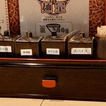 自家製麺 MENSHO TOKYO - テーブルスパイス (右の「スパイス」は複雑なスパイスのブレンド)