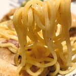 自家製麺 MENSHO TOKYO - 緩くウェーブしたもちもちの極太麺。麺にもラム肉っぽいお味がついていました♪