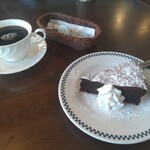 カフェテリア アメニティ - 追加のコーヒーとチョコレートケーキ