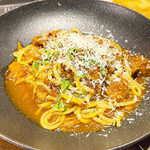 MONDO - チーズを削って掛けてくれます。