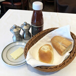 ウルフギャング・ステーキハウス - テーブル上のブレッド＋バター、岩塩ミルと胡椒ミル、ウルフギャング・オールドファッションドソース 