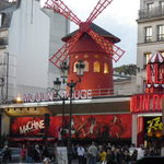 MOULIN ROUGE - 赤い風車が目をひく、店構え。