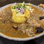 創作カレー ツキノワ - チキンカレー+ミニキーマ+うずらスモーク+ご飯大盛り