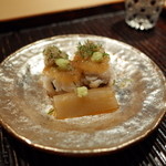 神楽坂 石かわ - 中皿 茹で鱧 梅肉