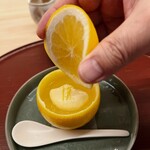 日本料理 久丹 - 中には日向夏のゼリーとマスカルポーネかな？蓋の日向夏を絞って追い酸味\(//∇//)\