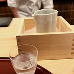日本料理 久丹 - 素敵な酒器です。冷酒なので氷で常に冷やしています