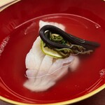 日本料理 久丹 - 厨房の水槽で活かしておいたアイナメ。二時間前に〆たので、身が花びらのように開きます