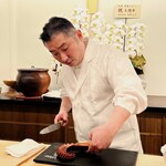 日本料理 久丹 - 玄界灘の真蛸を切り分けようとする中島親方