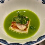 日本料理 久丹 - うすい豆を蛤出汁で擦り流しました。中には片面だけ焼き上げた胡麻豆腐と蛤のトッピング。この胡麻豆腐が半端無くウンマイ。カリッカリに焼けた表面と中のしっとり感のハーモニーを堪能できました。早くもTKO