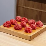 日本料理 久丹 - 塩釜に揚がったマグロの脳天です。これを丸山の佐賀のはしりで手巻きにします