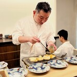 日本料理 久丹 - 白子筍を炭火で付け焼きにする中島氏