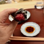 日本料理 久丹 - 脳天の手巻き。丸山海苔の香りと旨味、煮切りの柔らかな塩味、脳天の濃密な脂が絶妙なハーモニーを奏でました