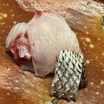 日本料理 久丹 - 明石の真鯛。二時間前に締めたので、身がイカっていて、これはウンマイ