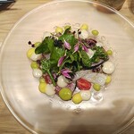 フレンチレストラン・プレジール - カツオとのサラダ風　鮮度がよいカツオの味を堪能しつつ、くどさは野菜と3種類のソース（緑：辛味、黄：香り、白：甘み）でバランスをとる。カツオに負けない野菜の味がこの料理の真の魅力だと思う。