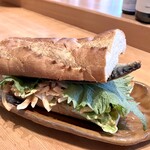 酒-LABO YAMADA - 鯖サンド　焼き鯖と野菜にピリッと辛いソースで味付けし、カリッと焼いたバケットで挟む