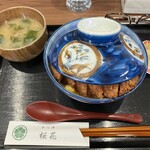 かつ丼 桜花 - 蓋が閉まらない、カツ220gのvolume 