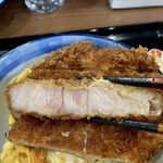 かつ丼 桜花 - 綺麗な断面の分厚いロース肉 ^ ^