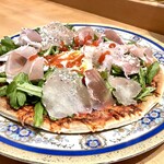 酒-LABO YAMADA - 春菊と生ハムのピザ　春菊もピザ生地と一緒に上品な仕上がり。