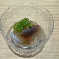 日本橋 鮨 洋 - 車海老のあらいと北寄貝の炙り 下に出汁のジュレとホワイトアスパラ、上に刻んだスナップエンドウ