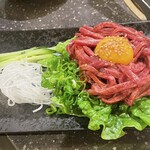 和牛亭 おかむら - たん元ユッケ