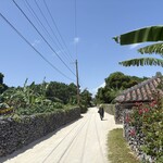 Cafe Kanoa - 写ってるのは私です。竹富島には道のあちこちにバナナが生えていて、野良バナナかと思いきや、すべて持ち主が決まってるそうです。