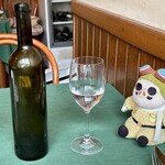 ポルコ・ロッソ - 各テーブルにはポルコのフィギュアかぬいぐるみ