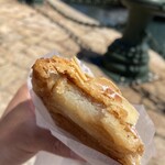 三日月屋 - なかは、アップルパイに似た味（ラム酒風味）