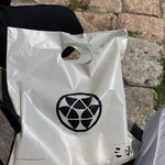 三日月屋 - 買ってすぐ前のベンチで食べるのが取り柄