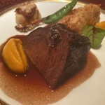 デフィ・ジョルジュマルソー - しっとりとした和牛。付け合わせにはレンコンの天ぷら。グラタンのようなじゃが芋の一品がありました。