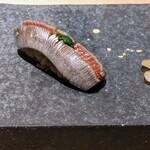 鮨 雅 - 鰯  葱と生姜で摺り捲り｡あら不思議大蒜？韮？な香り♪
