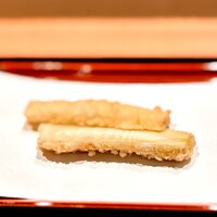 てんぷら 近藤 - 最後に、コースとは別に、近藤さんに本日一番のタネをセレクトしてもらいました。 若タケノコ。 か細く繊細な素材だけど、短い季節の香りと若々しい苦みを倍化させた逸品に、はふはふふがふがが止まりません。