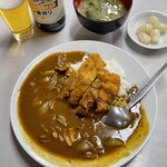 大盛軒 - カツカレーには味噌汁とらっきょうが付く